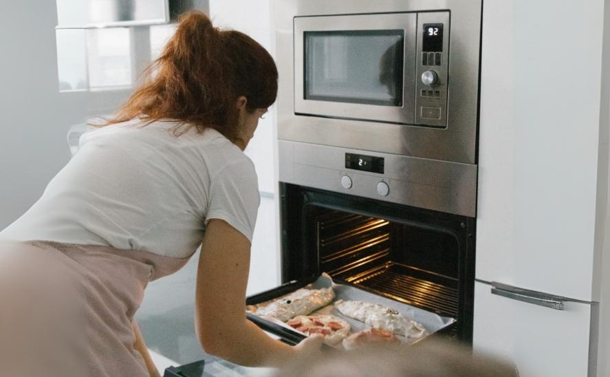 Perbedaan Microwave dan Oven: Mana yang Cocok untuk Bisnis Anda?